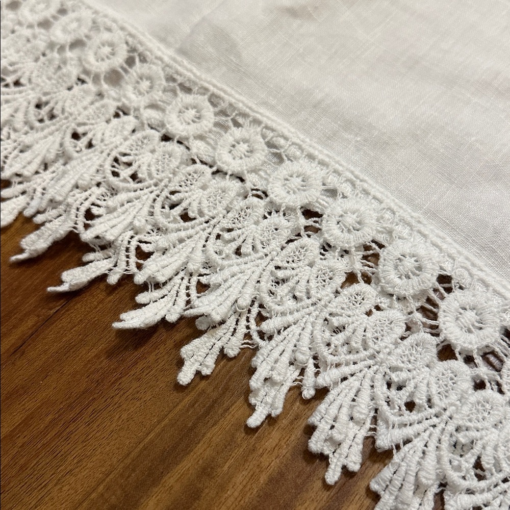 Linen lace-trimmed top - Picture 2 of 5
